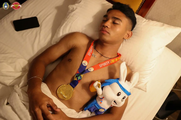 Pemain Timnas Indonesia U-22 Tidur Telanjang Dada Sambil Kalungkan Medali Emas, Netizen: Manis-Manis Banget!