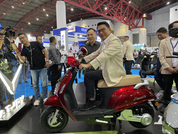 Penerima Subsidi Motor Listrik Baru 106 Orang, Moeldoko: Kami Evaluasi