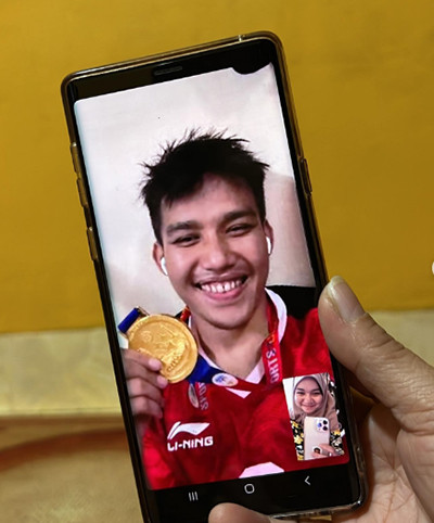 Momen Witan Sulaeman Video Call Istri usai Timnas Menang di SEA Games 2023, Sweet Banget!