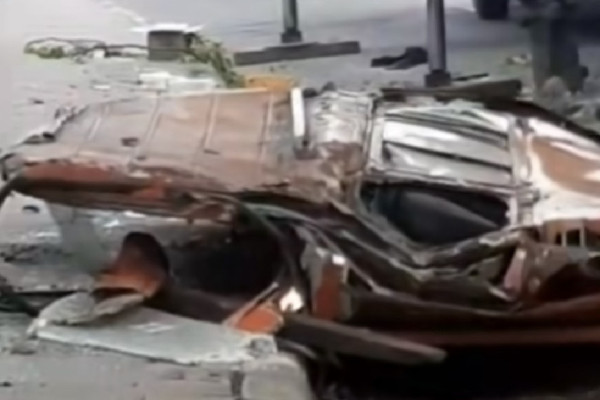 Truk Kontainer Terguling di Bantargebang, Timpa Angkot hingga Remuk