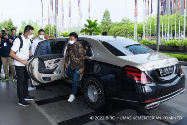 Johnny G Plate Sering Pakai Mercedes-Maybach, tapi LHKPN Cuma Isi Alphard dan Colt Truck