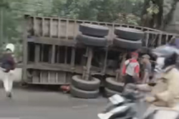 Truk Kontainer Terguling di Bantargebang, Timpa Angkot hingga Remuk
