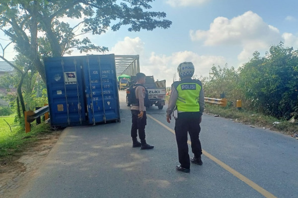 Diduga Sopir Lalai, Kontainer Jatuh di Jembatan Kuala Ambawang