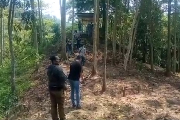 Berjibaku di Tengah Hutan, Warga Kalipepe dan Umat Lintas Agama Bersihkan Vihara Era Majapahit