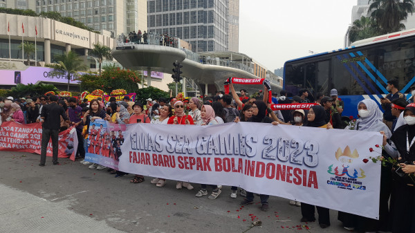 Ribuan Warga Padati Bundaran HI Sambut Pawai Emas Timnas U-22 Juara SEA Games, Lalin Padat