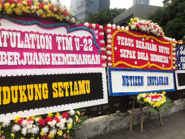 Karangan Bunga Ucapan Selamat Meriahkan Arak-arakan Timnas Indonesia U-22