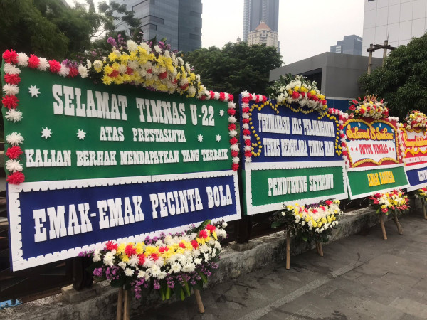 Karangan Bunga Ucapan Selamat Meriahkan Arak-arakan Timnas Indonesia U-22