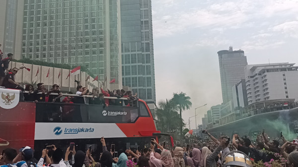 Tiba di Bundaran HI, Rombongan Pawai Emas Timnas U-22 Disambut Riuh Ribuan Masyarakat