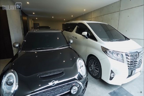 6 Fakta Rumah Desta, Nomor 4 Berderet Mobil Vintage di Garasinya