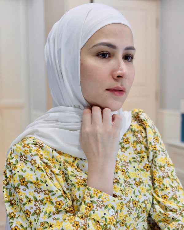 9 Artis Cantik Blasteran yang Putuskan Jadi Mualaf, Nomor 7 Tertarik dengan Islam saat Hadiri Tahlilan
