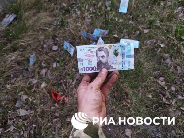 Harga Nyawa! Rusia Bombardir Ukraina dengan Selebaran Berdesain Uang Kertas Hryvnia
