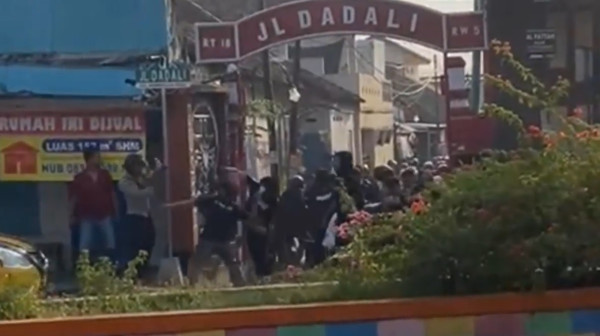 Mencekam! Massa 2 Kubu Persilatan di Madiun Bentrok