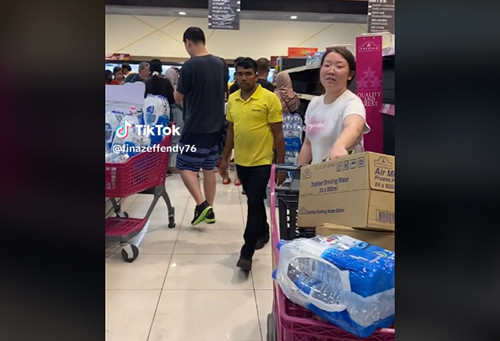 Viral! Panic Buying Air Kemasan di Malaysia Imbas Cuaca Panas Ekstrem