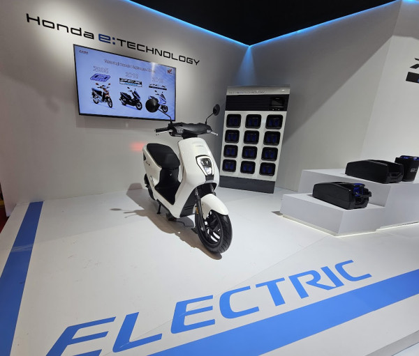 Motor Listrik Lebih Baik Gunakan Baterai Swap atau Cas Langsung?