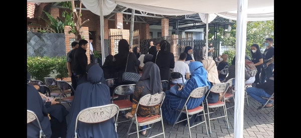 Jenazah Eeng Saptahadi Disemayamkan di Rumah Duka, Pelayat Mulai Berdatangan