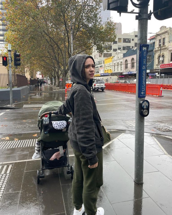 6 Potret Putri Anne Diduga Lepas Hijab saat Liburan di Australia