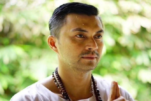8 Artis yang Adopsi Anak Angkat, Nomor 4 Langsung Sepasang