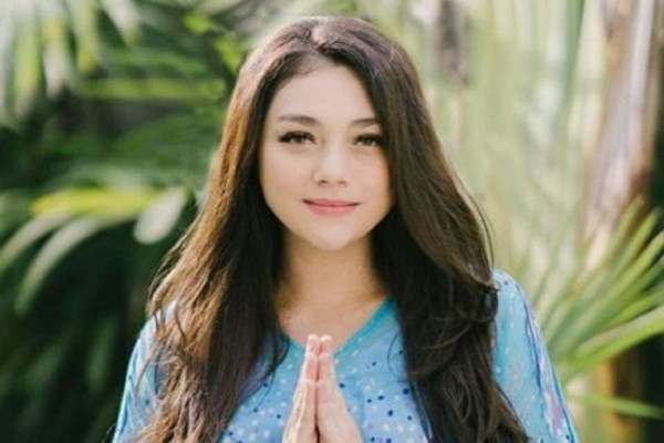 8 Artis yang Adopsi Anak Angkat, Nomor 4 Langsung Sepasang