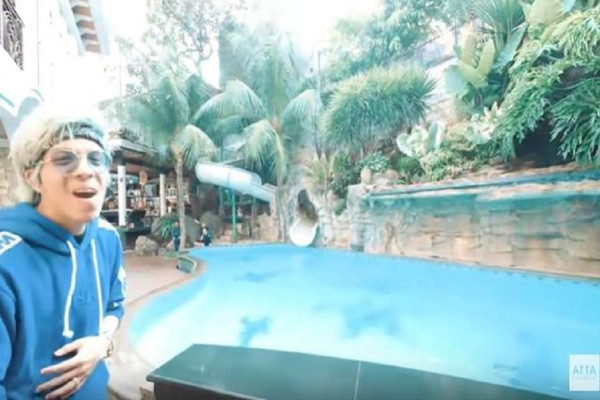 8 Kolam Renang Mewah Artis, Nomor 5 Bergaya Ala Santorini