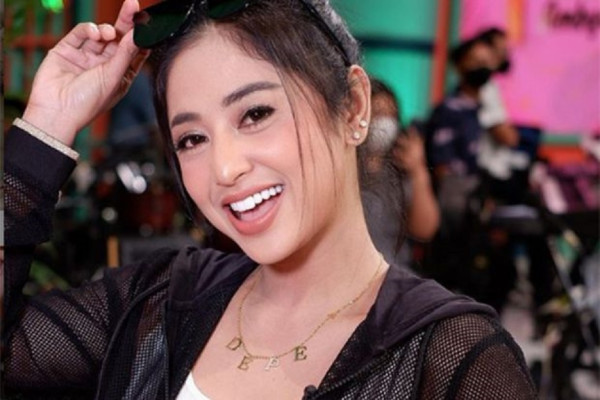 8 Artis yang Adopsi Anak Angkat, Nomor 4 Langsung Sepasang