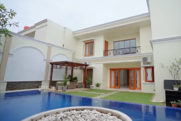 8 Kolam Renang Mewah Artis, Nomor 5 Bergaya Ala Santorini