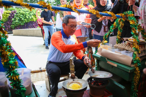 94 Mal Gelar Festival Kuliner Betawi, Heru Budi Jajal Masak Kerak Telor