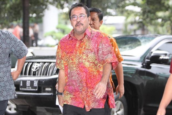 8 Artis yang Adopsi Anak Angkat, Nomor 4 Langsung Sepasang