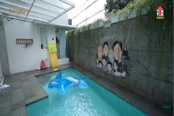 8 Kolam Renang Mewah Artis, Nomor 5 Bergaya Ala Santorini