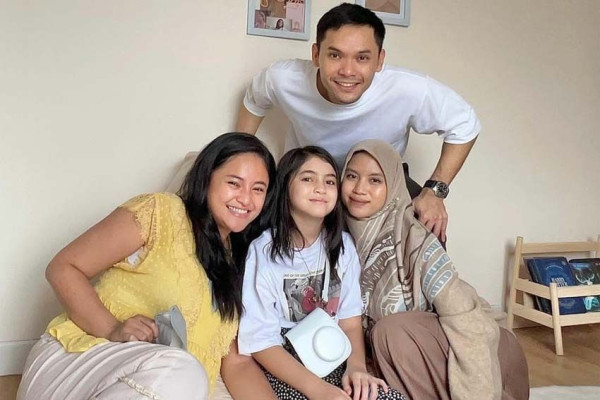 5 Artis Indonesia yang Akur usai Cerai, Nomor 3 Masih Romantis dengan Mantan Istri