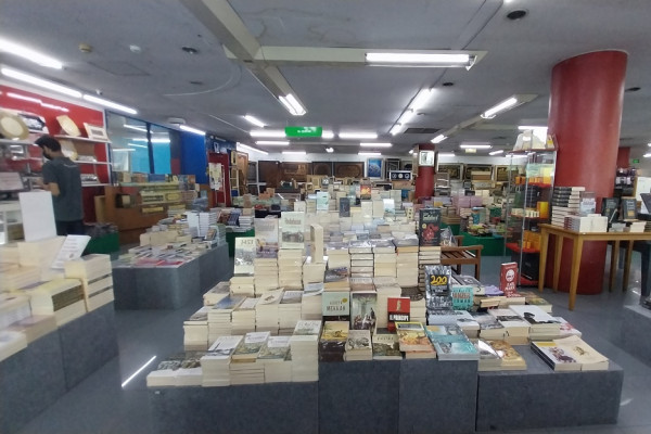 Syedih! Begini Penampakan Sepinya Toko Buku Gunung Agung yang Bakal Tutup