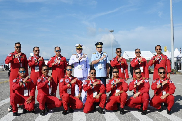 KSAU Saksikan Tim Jupiter Aerobatik Unjuk Gigi di Malaysia