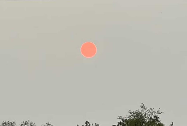 Fenomena Aneh, Muncul Matahari Merah Darah di Langit Amerika Serikat