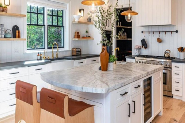 8 Fakta Rumah Mewah Chris Martin, Bergaya American Classic Seharga Rp220 Miliar Wow!
