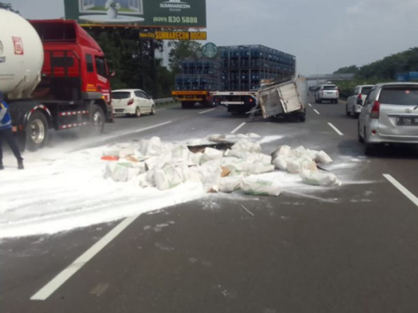 Pecah Ban, Mobil Boks dan Truk Galon Kecelakaan di Tol Jagorawi