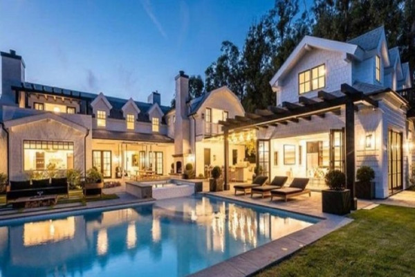 8 Fakta Rumah Mewah Chris Martin, Bergaya American Classic Seharga Rp220 Miliar Wow!
