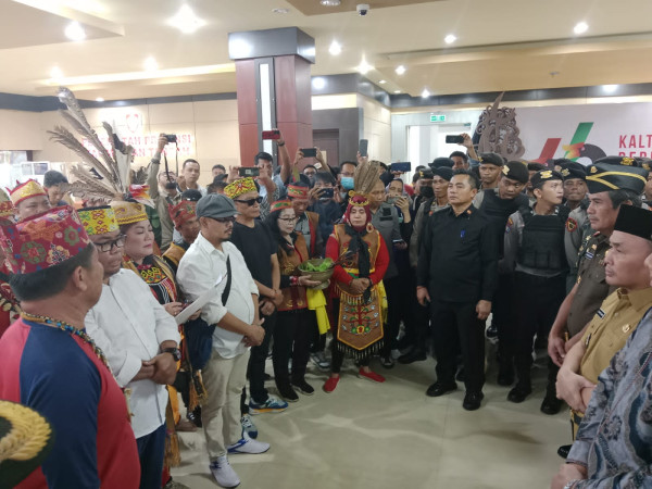 Gubernur Kalteng Sugianto Sabran Lantik Pj. Bupati Barsel dan Kobar di Tengah Aksi Penolakan
