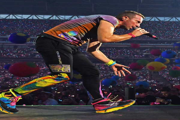 Warna-Warni Sneaker Chris Martin, Air Jordan Spizike Jadi Outfit Wajib