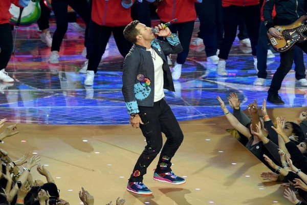 Warna-Warni Sneaker Chris Martin, Air Jordan Spizike Jadi Outfit Wajib