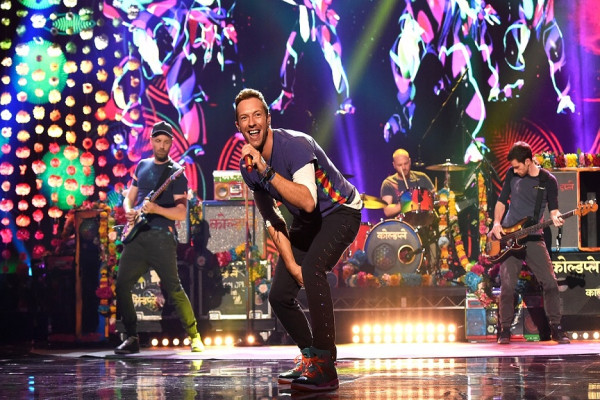 Warna-Warni Sneaker Chris Martin, Air Jordan Spizike Jadi Outfit Wajib