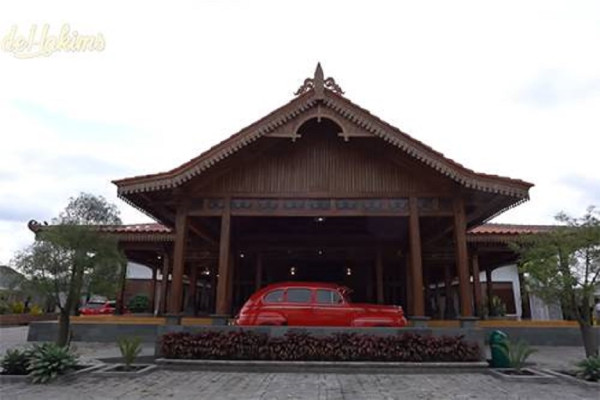 8 Artis Punya Rumah Bergaya Tradisional, Nomor 5 Pendoponya Keren