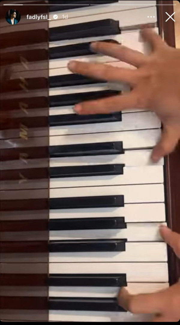 Fadly Faisal Mainkan Piano Lagu Perih dari Vierratale, Sedang Galau Pikirkan Rebecca Klopper?