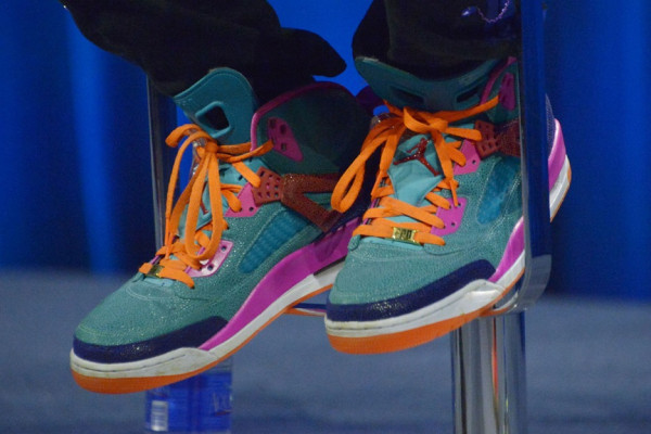 Warna-Warni Sneaker Chris Martin, Air Jordan Spizike Jadi Outfit Wajib