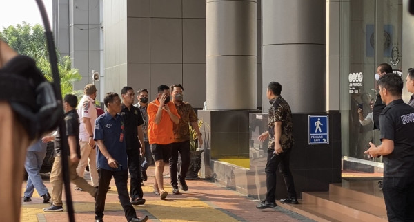 Pakai Sandal Jepit, Begini Penampakan Mario Dandy dan Shane Diserahkan ke Kejaksaan