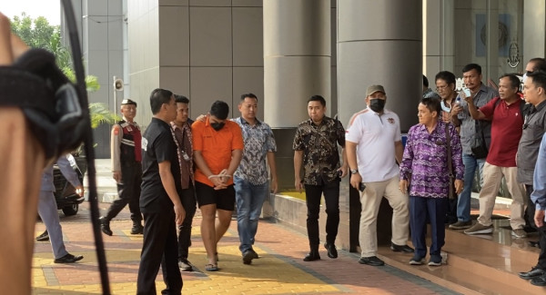 Pakai Sandal Jepit, Begini Penampakan Mario Dandy dan Shane Diserahkan ke Kejaksaan