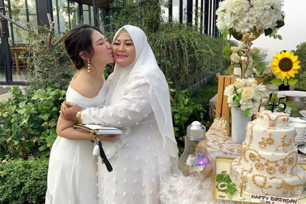 7 Ibu Artis yang Tampil Glamor, Ada yang Biasa Naik Jet Pribadi