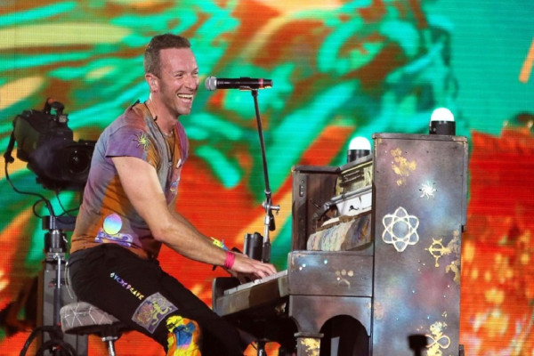 Pesan Tersirat Lagu “Yellow” Coldplay, Surat Cinta Berwujud Nada-Nada Romantis
