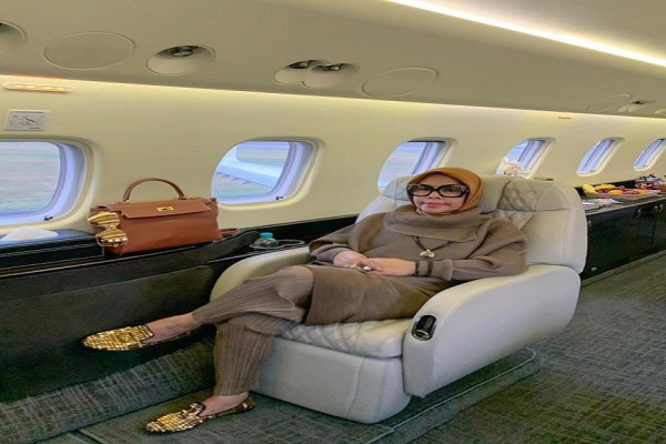 7 Ibu Artis yang Tampil Glamor, Ada yang Biasa Naik Jet Pribadi