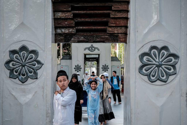 Ziarah ke Makam Sunan Ampel, Sandiaga: Wisata Religi Buka Peluang Usaha & Sejahterakan Masyarakat