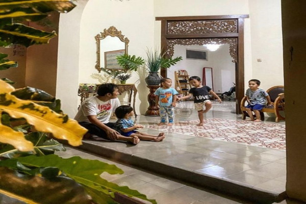 8 Artis Punya Rumah Bergaya Tradisional, Nomor 5 Pendoponya Keren