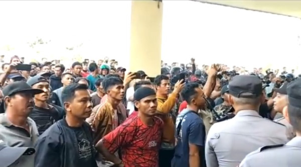 Unjuk Rasa di DPRD Sekadau Ricuh, 2 Polisi Terluka